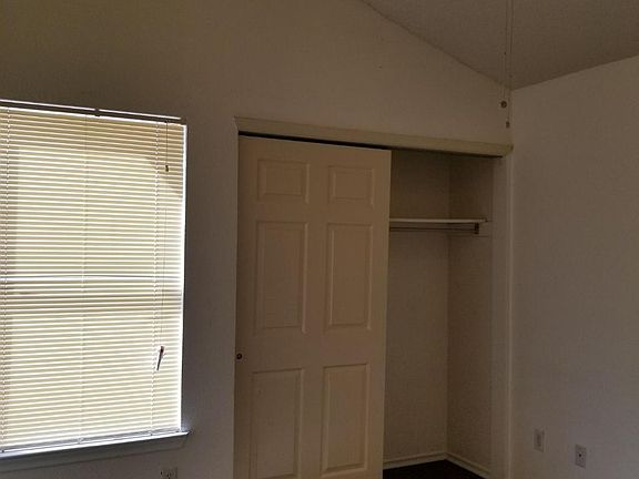 3rd image of 915 Madtone Dr