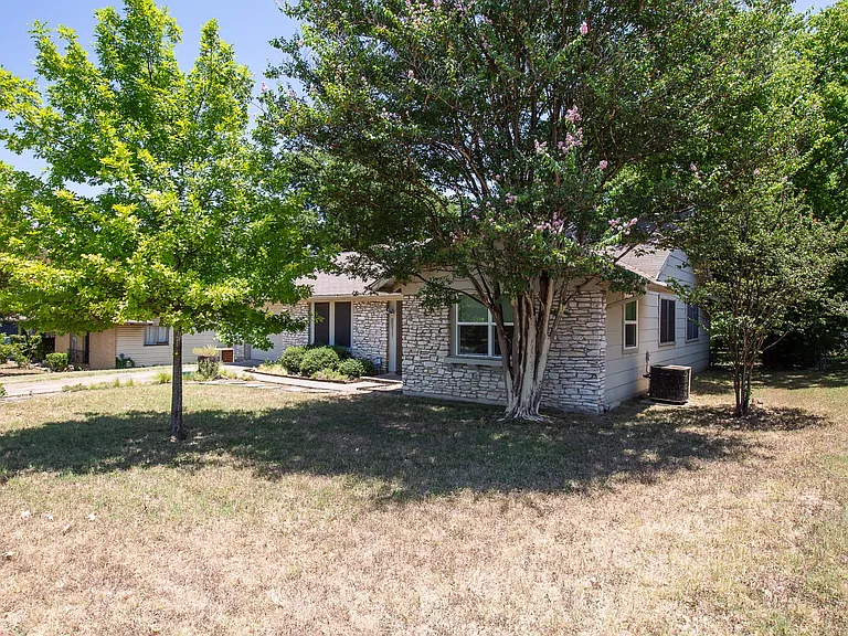8511 Jamestown Dr — Photo 4