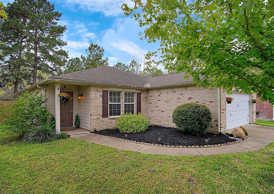 Welcome home to Pinecreek Point! This well-maintained home is move in ready.