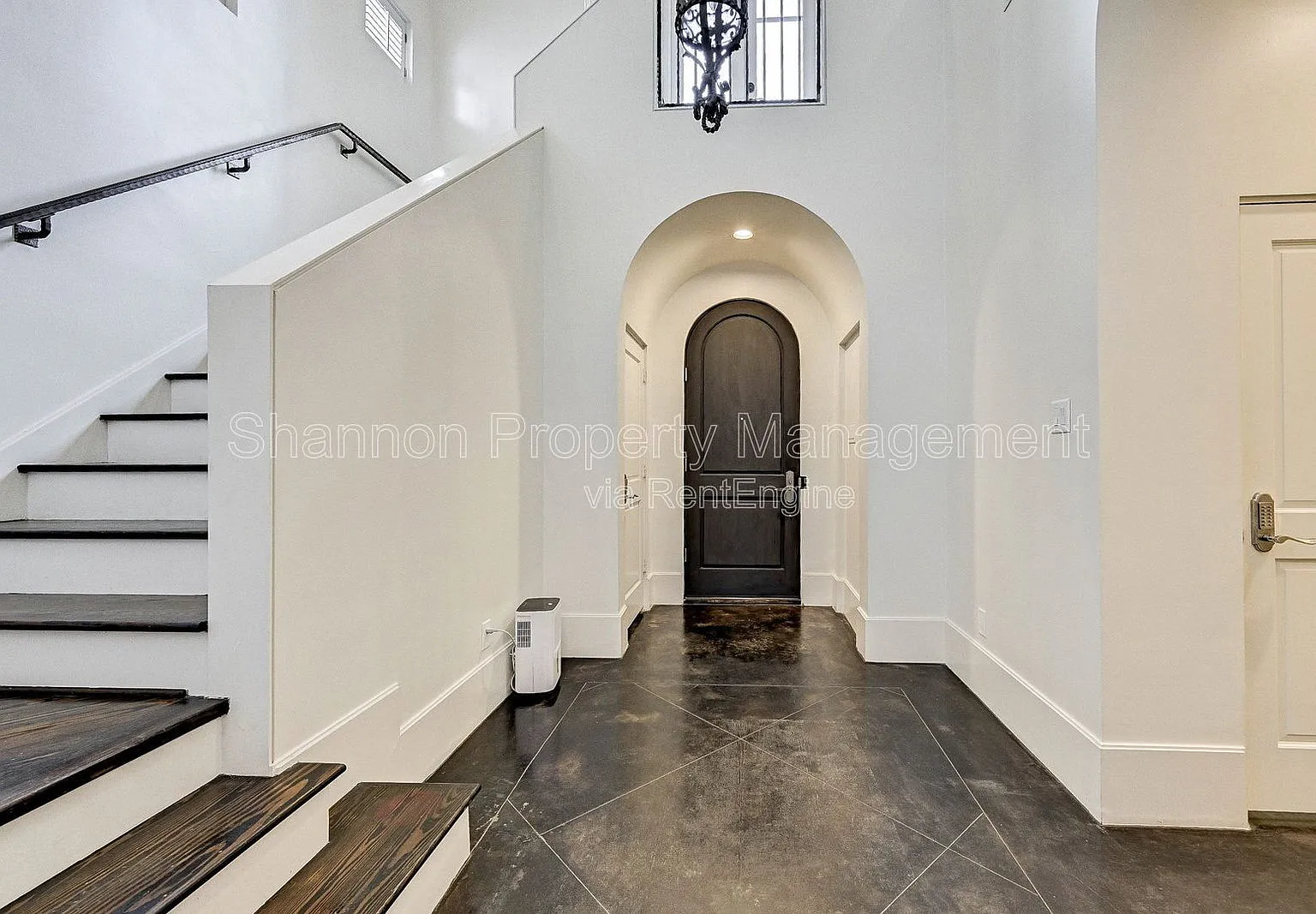 4 bed, 4.0 bath, 3755 sqft, $4,350 — Photo 4