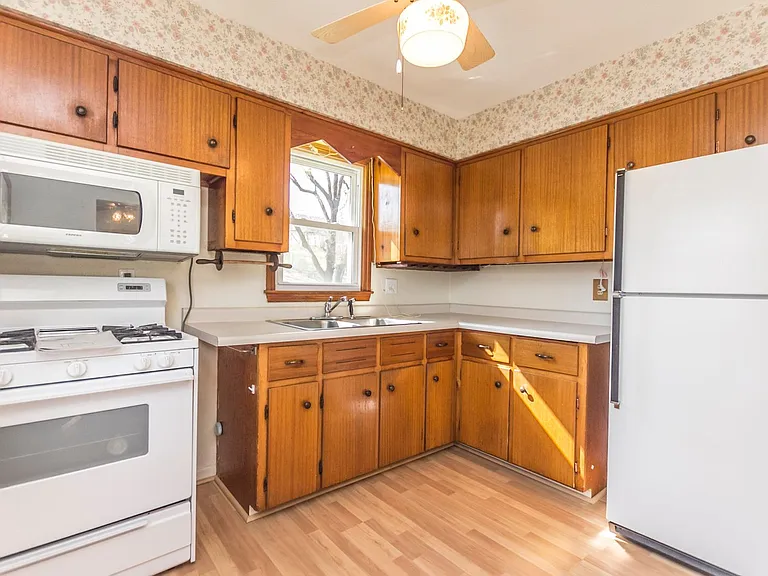 7390 Southview Dr — Photo 3