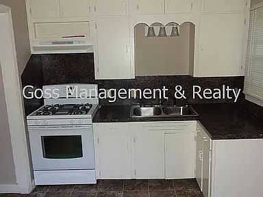 2nd image of 1605 W Short 17th St