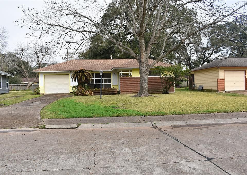 1st image of 411 Wisteria St
