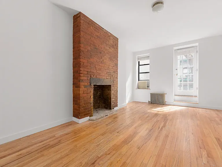 218 E 5th St #GARDEN — Photo 2