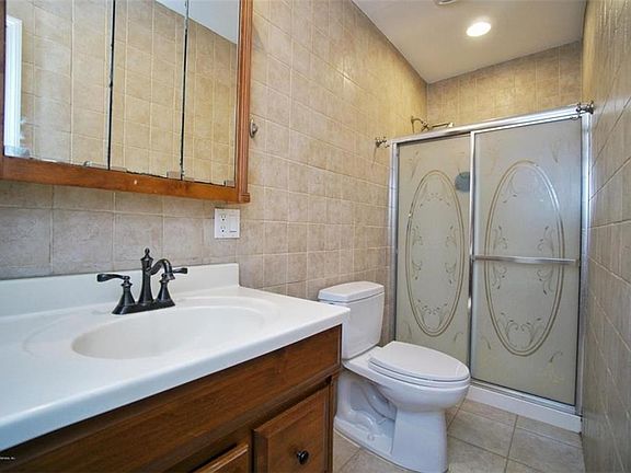 5th image of 215 Yetman Ave