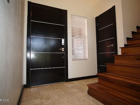 3rd image of 18 Stratford Hall Cir