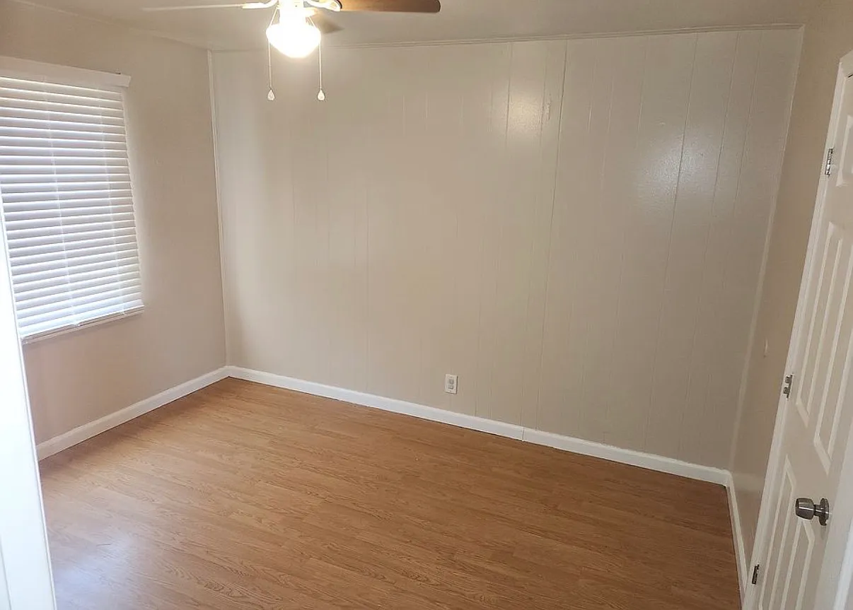 Spring Hill Court Apartments — Photo 2