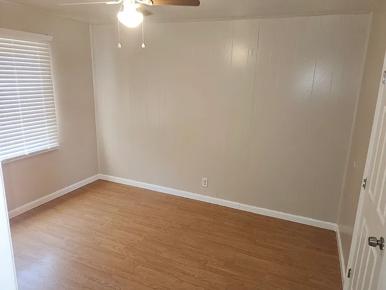 Spring Hill Court Apartments — Photo 2