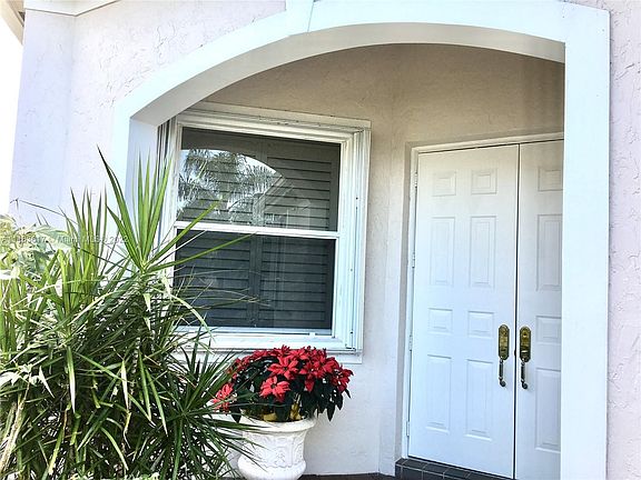 2nd image of 2558 Bay Pointe Dr