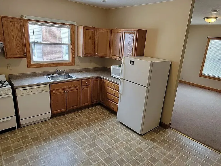 2521 Iowa St — Photo 9