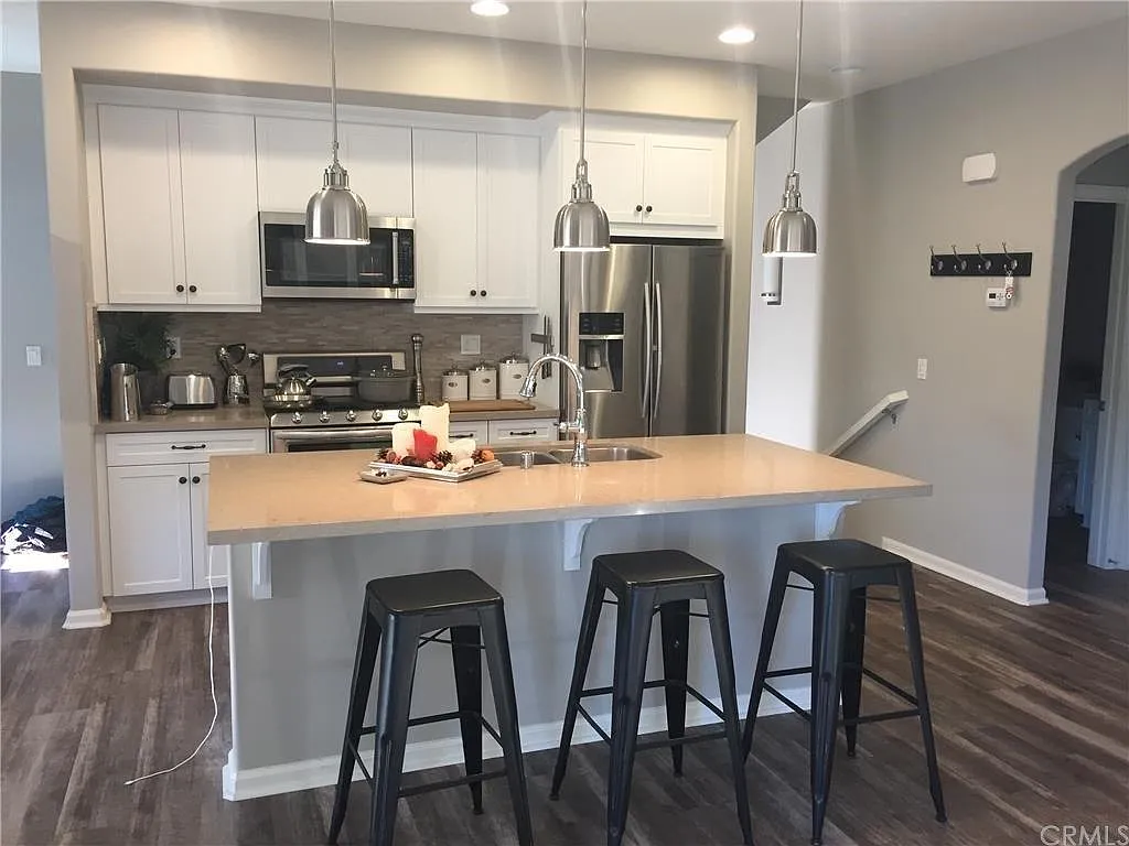 3 bed, 1750 sqft, $2,500 — Photo 2