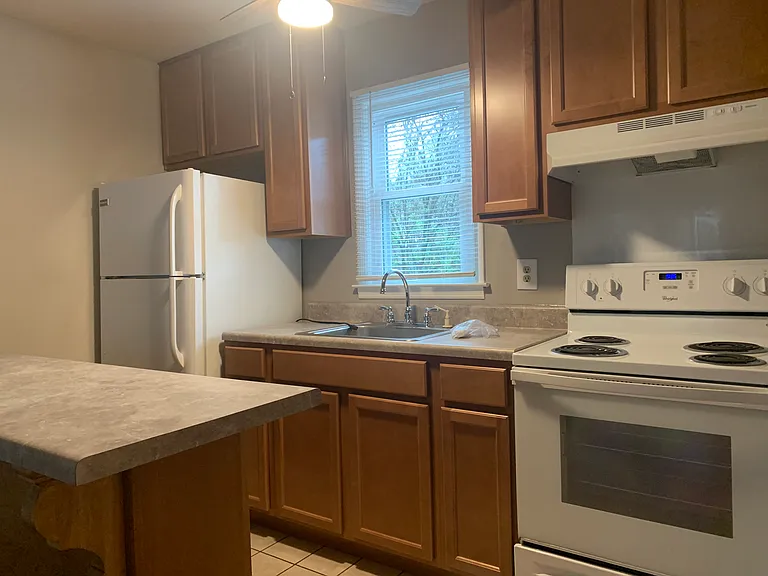 1020 W Hancock Ave — Photo 1