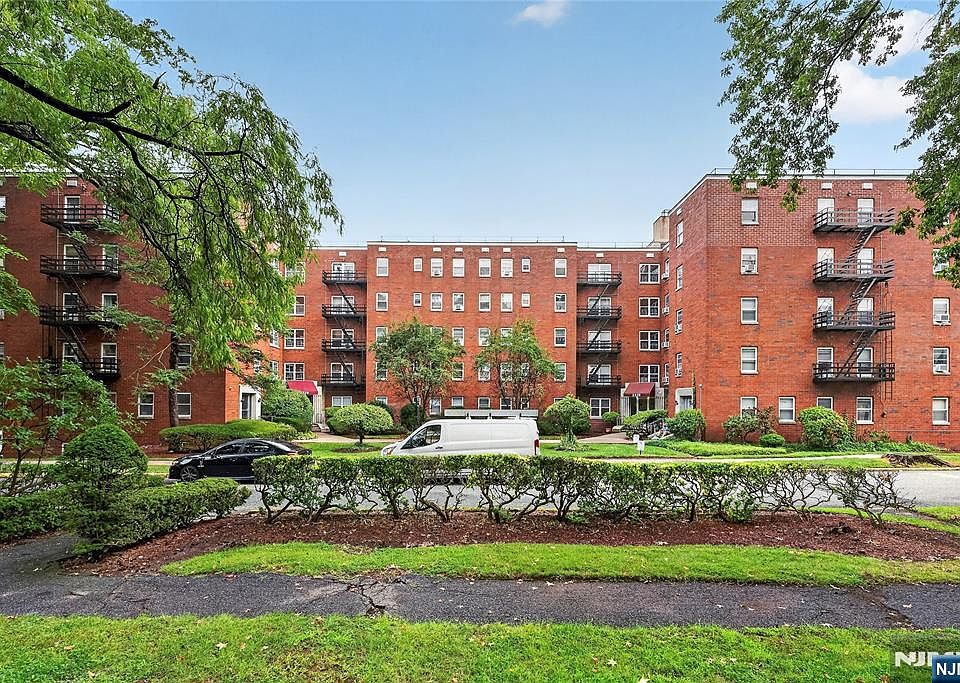 1st image of 2330 Linwood Ave APT 1C