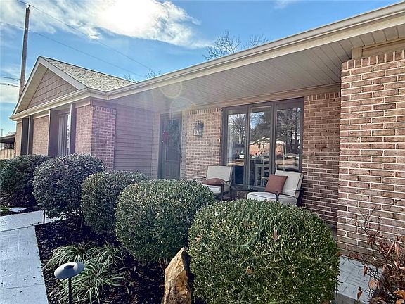 3rd image of 402 Algonquin Dr