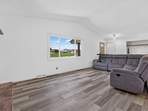 5th image of 1447 Warwick WAY
