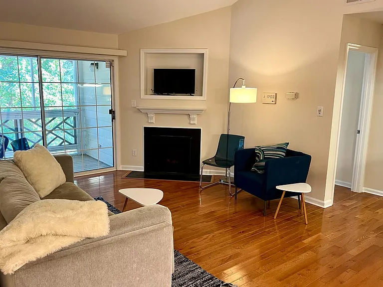 1010 Kingswood Dr #G — Photo 1