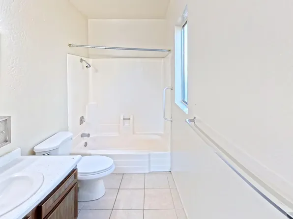 551 W Lincoln Ave #101, Clovis, CA 93612