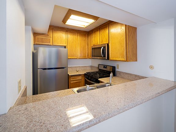 5th image of 5325 Newcastle Ave Unit 108