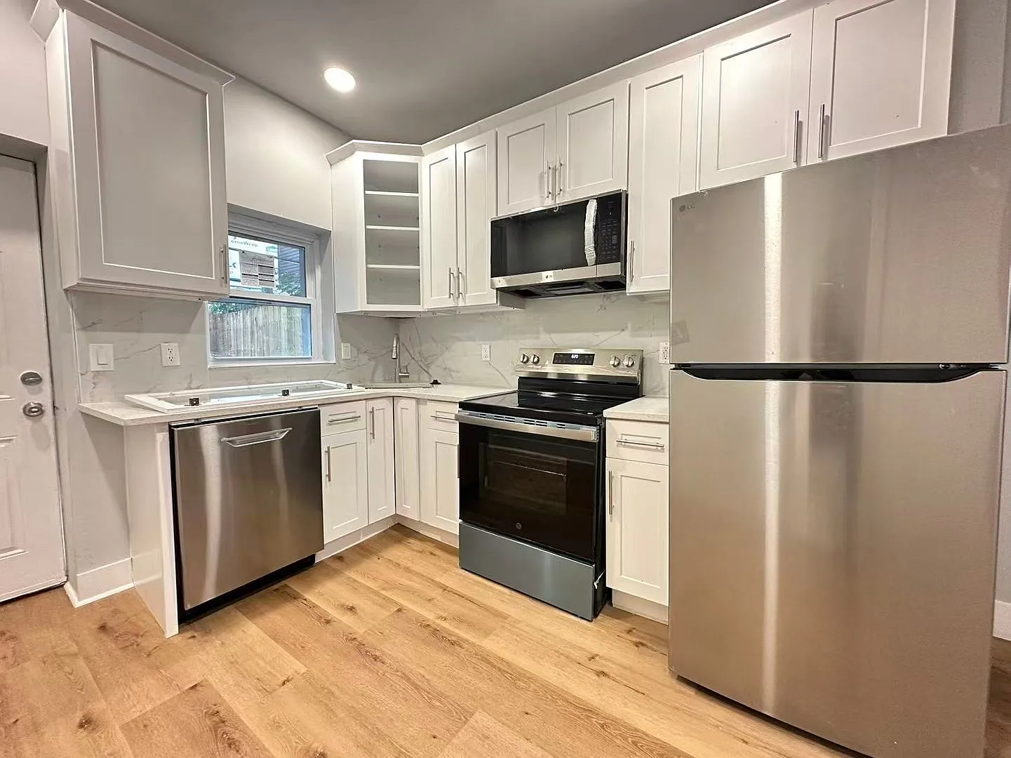 2b1.5b House In West Passyunk Area Available Now — Photo 2