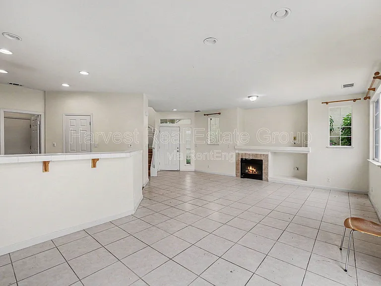 1991 Gresham Dr — Photo 5