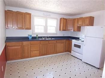 2nd image of 901 E 4th St