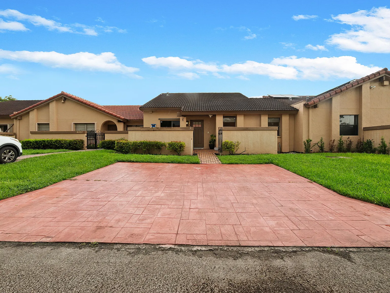 3 bed, 1071 sqft, $3,000 — Photo 3