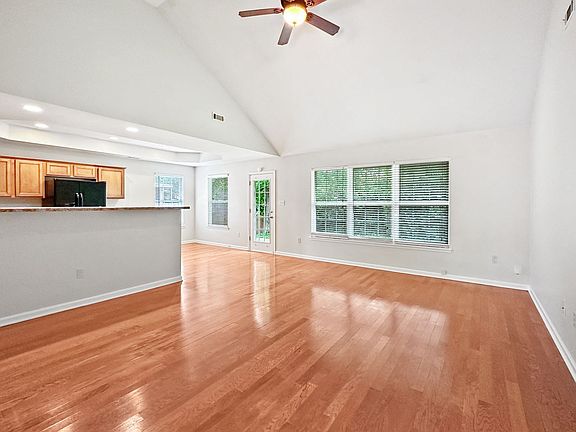 4th image of 721 Chamberlain Manor Way