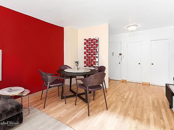 4th image of 30 W 60th St