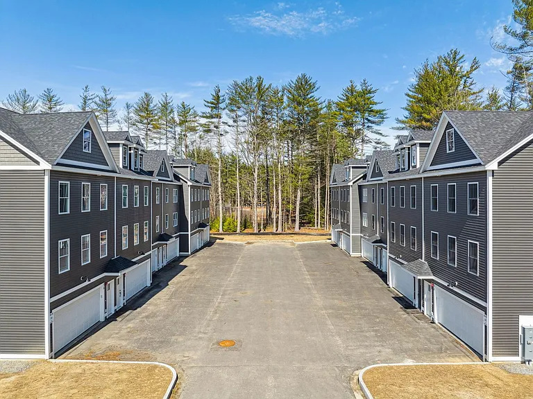 Bayberry Commons- 3 Bedroom 2.5 Bath Townhomes with 2 Car Garage — Photo 95