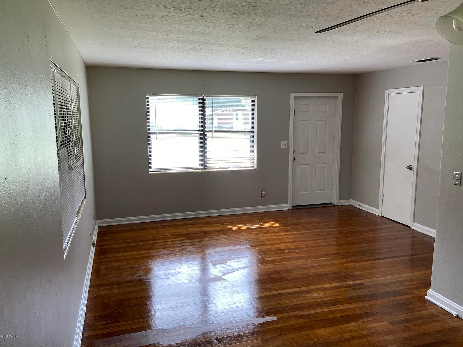 3 bed, 1.0 bath, 1060 sqft, $1,250 — Photo 2