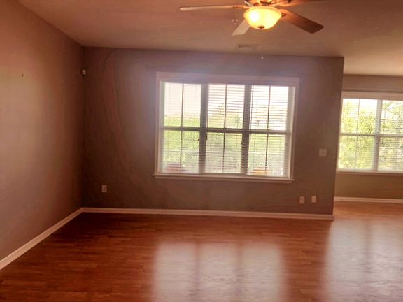 3rd image of 521 Sloan Ct