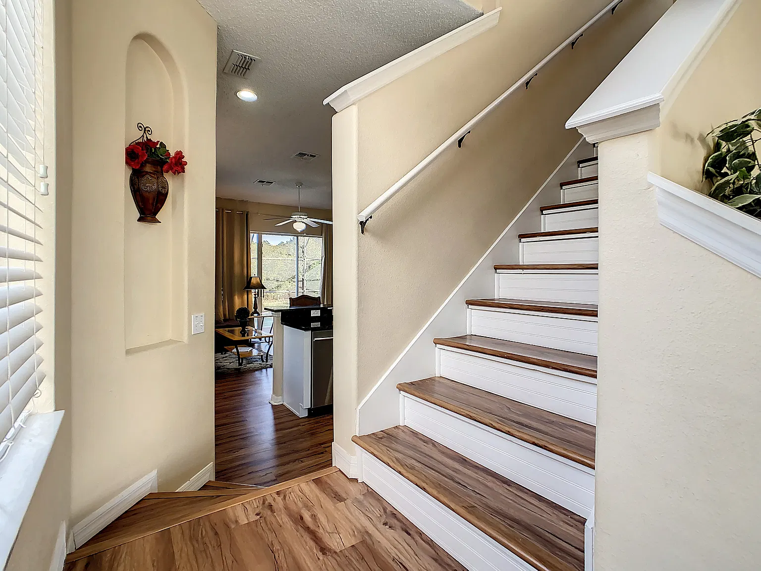 1 bed, 2200 sqft, $1,000 — Photo 3