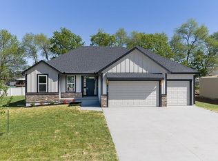 2703 Stone Creek Ave, Tonganoxie, KS 66086