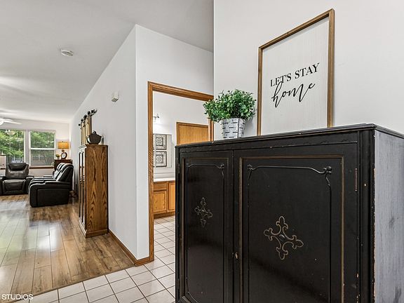 3rd image of 2326 Meadowcroft Ln