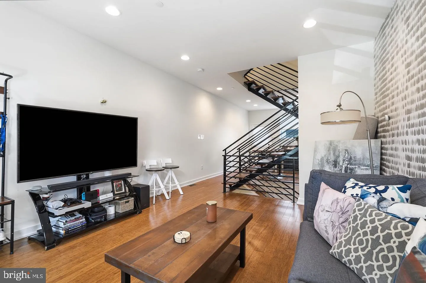 3 bed, 2.5 bath, 2016 sqft, $3,200 — Photo 4