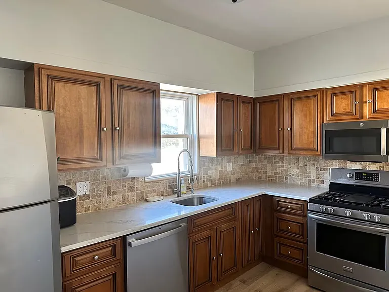 160 E Walnut St — Photo 6