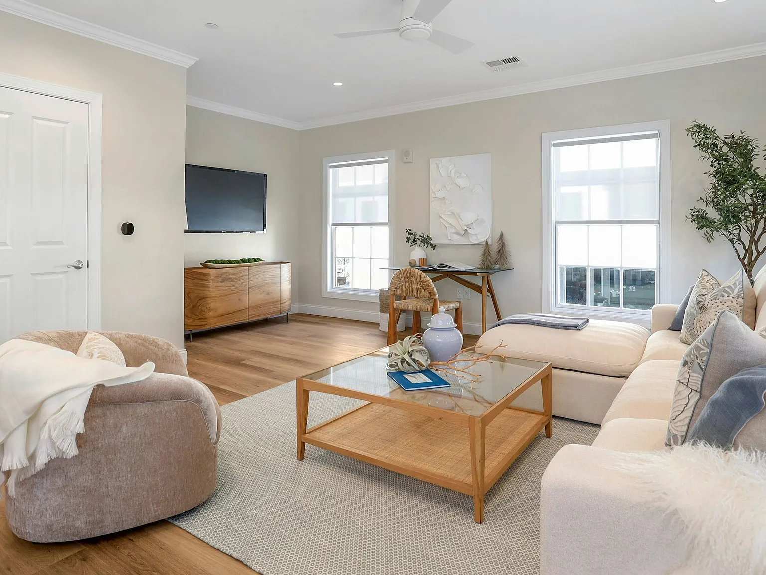 1 bed, 1.5 bath, 1185 sqft, $6,350 — Photo 2