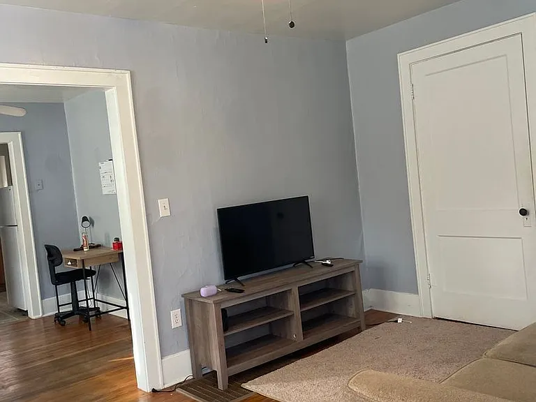 842 S Flood Ave — Photo 5