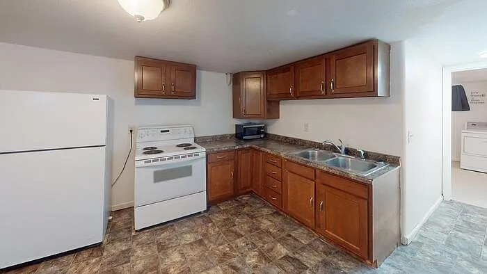 109 9th Ave NW #3