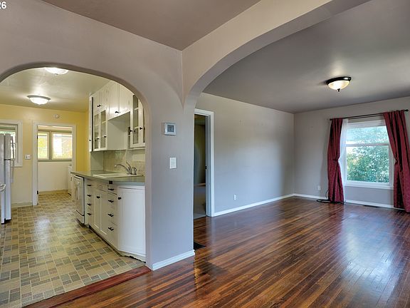 5th image of 318 E 13th St