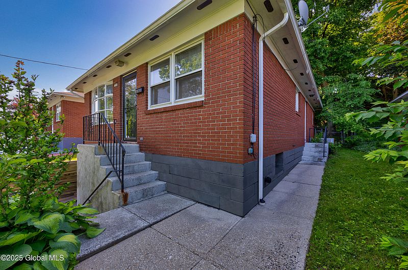 2nd image of 39 Hillcrest Avenue