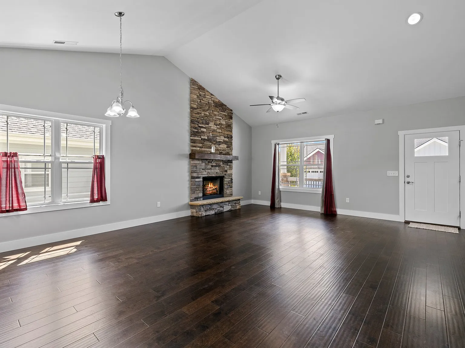 3 bed, 1354 sqft, $2,500 — Photo 2