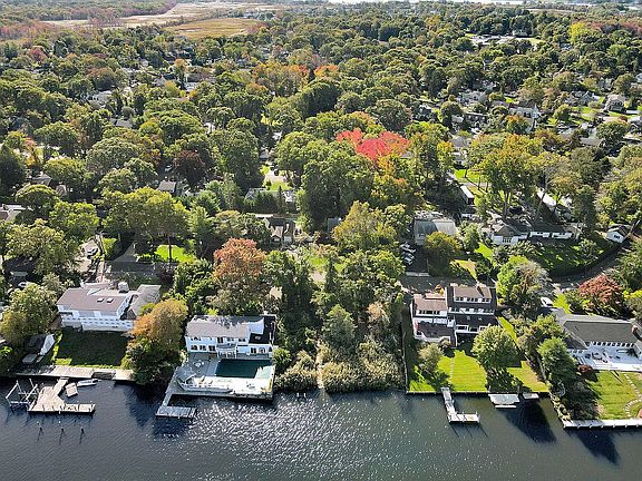 4th image of Connetquot Dr