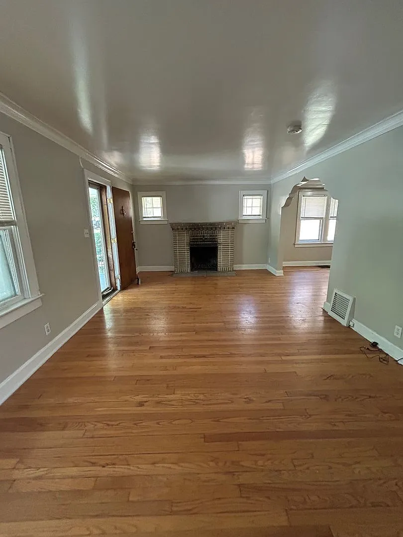 4 Bed / 1.5 Bath Home Near Brookside & UMKC! — Photo 2