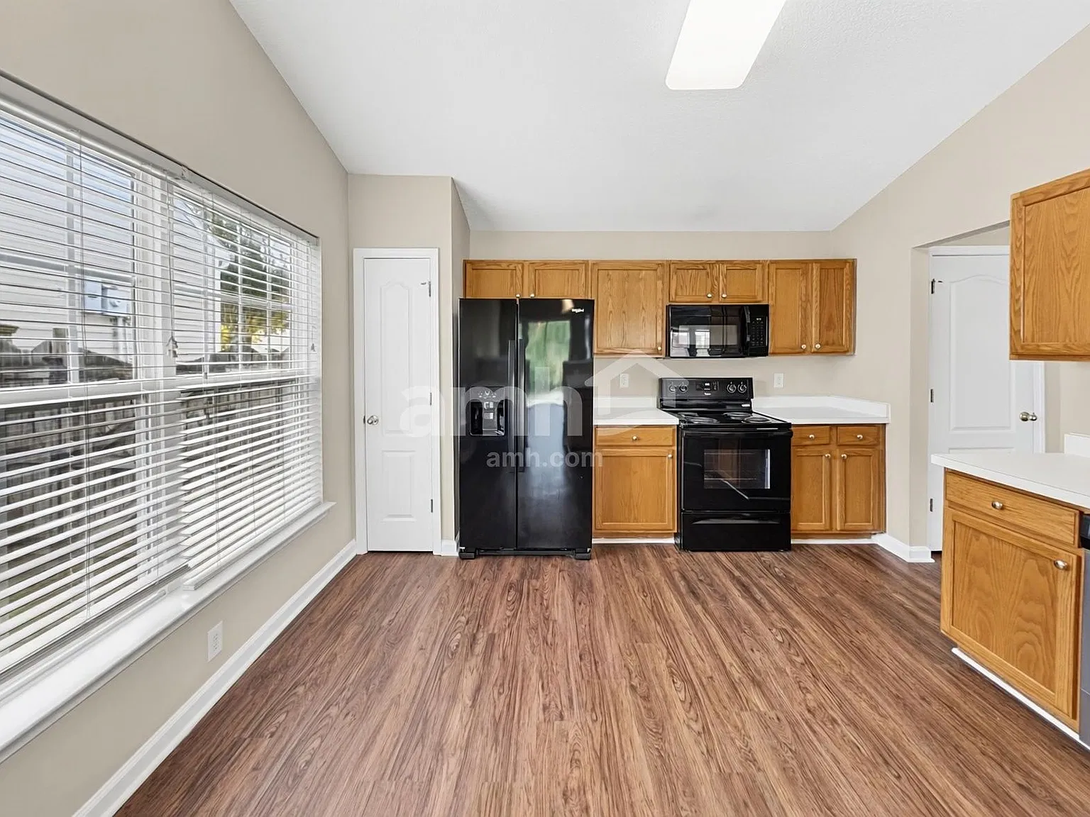 3 bed, 2.0 bath, 1817 sqft, $2,285 — Photo 3