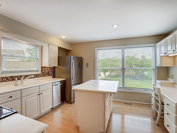 5th image of 3184 Lakepointe Court