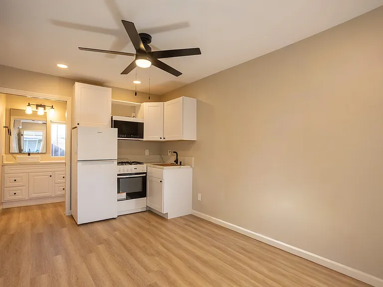 946 Cherry St #10 — Photo 3