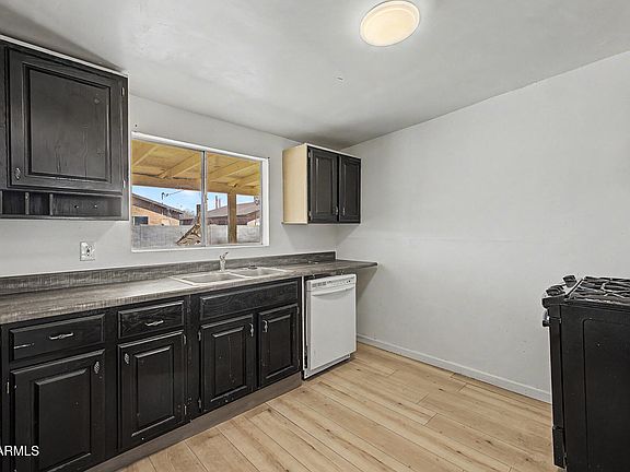 5th image of 3130 W ALMERIA Road
