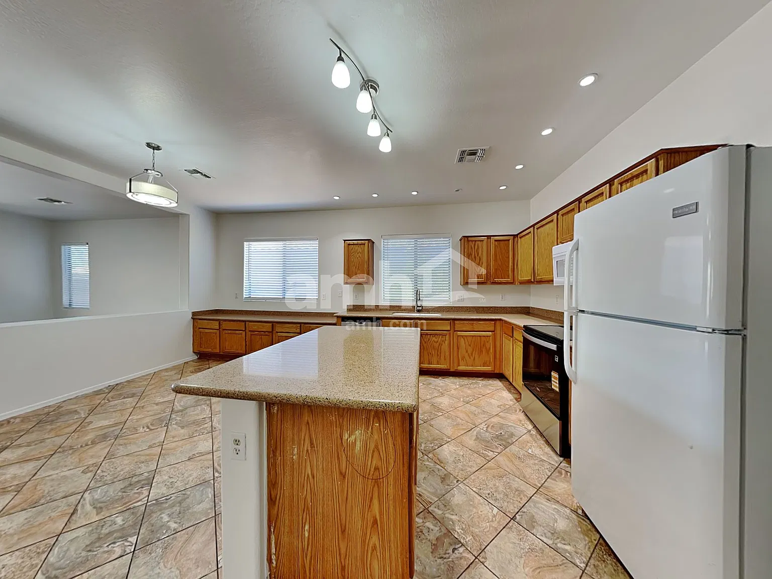 3 bed, 2.0 bath, 2117 sqft, $2,275 — Photo 3