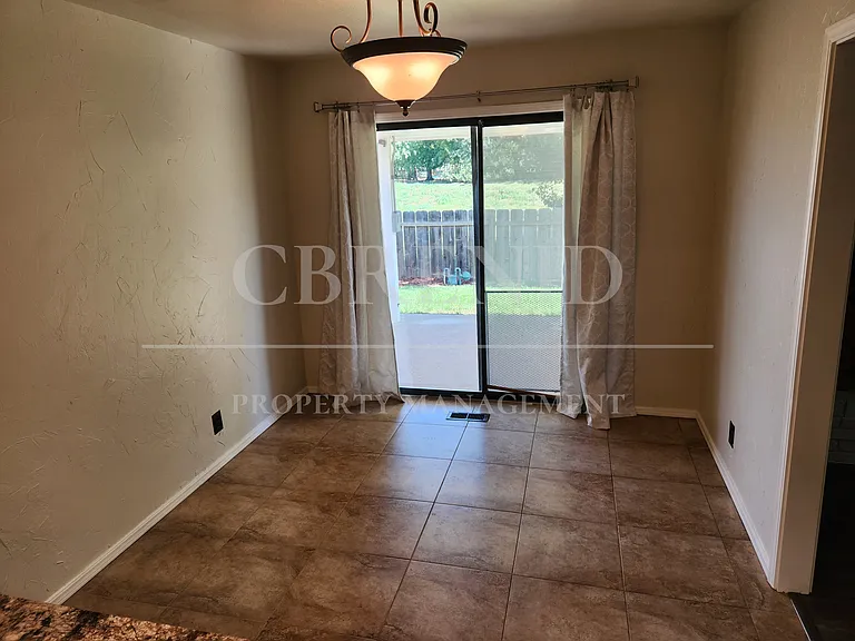 423 Oakdale Dr — Photo 8